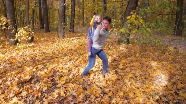 Heureux père et fille jouant dans le parc en automne 