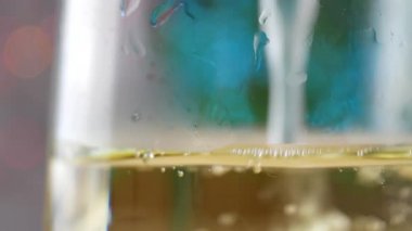 Şampanya dökme ve gözlük köpük