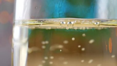 Şampanya dökme ve gözlük köpük