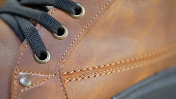 Чоловічі зимові коричневі шкіряні чоботи — стокове відео