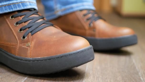 Homem usar botas de couro de inverno — Vídeo de Stock
