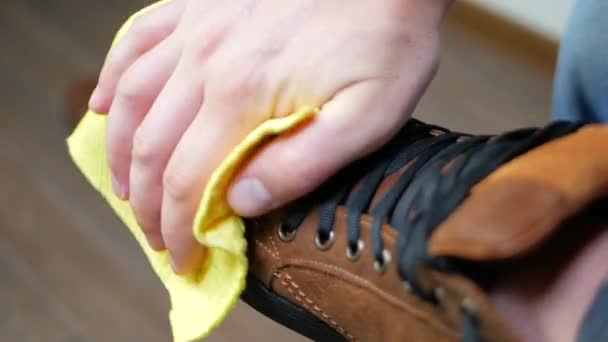 Zapatos de cuero marrón desempolvado a mano con un trapo amarillo — Vídeos de Stock