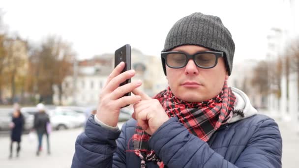 Blinde Man met blindheid met behulp van digitale assistent op Smartphone — Stockvideo