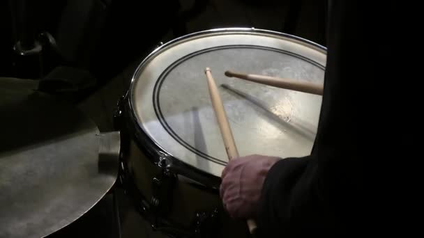 Drum sticks hit på virveltrumman i svart bakgrund — Stockvideo