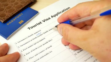 Pasaport ve kalem ile turistik vize başvuru formu