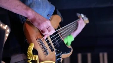 Elektro gitar çalan müzisyen
