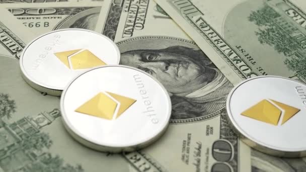 Ethereum ETH monedas y billetes de 100 dólares — Vídeo de stock