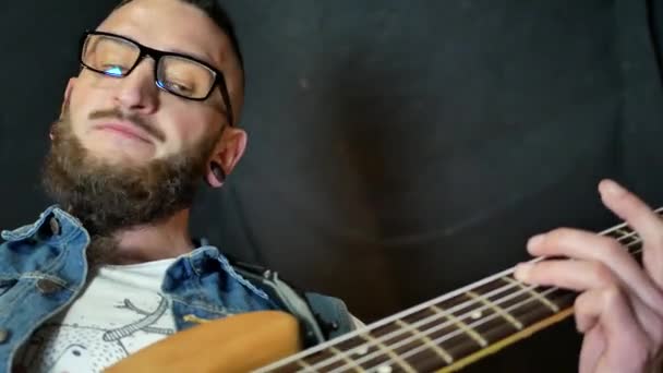 Musiker spielt E-Gitarre — Stockvideo