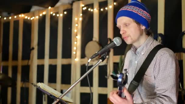 Hombre guitarrista principal tocando la guitarra y cantar canción — Vídeo de stock