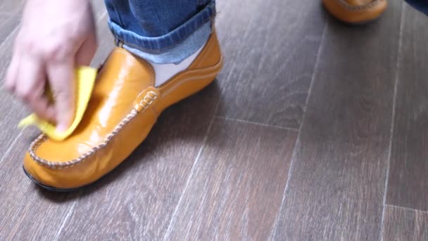 Человек чистит ботинки тряпкой — стоковое видео