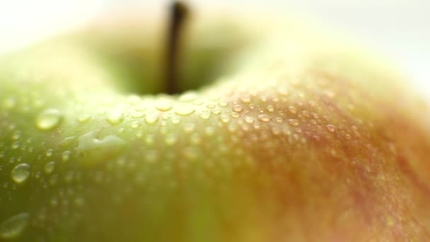 Žlutá červené jablko s kapkami vody — Stock video