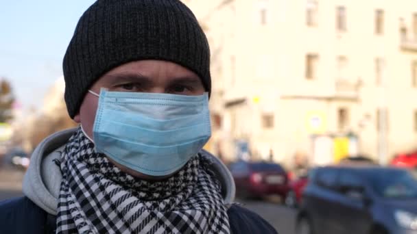 El hombre se quita la máscara en la ciudad contaminada — Vídeo de stock