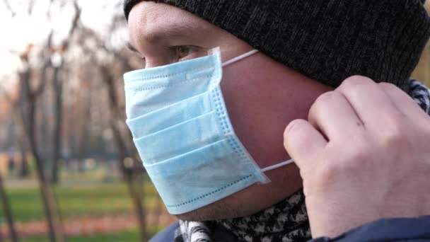 Man take off mask in park — Stock Video