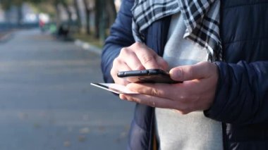 Alışveriş online kredi kartı ve cep telefonu ile adam