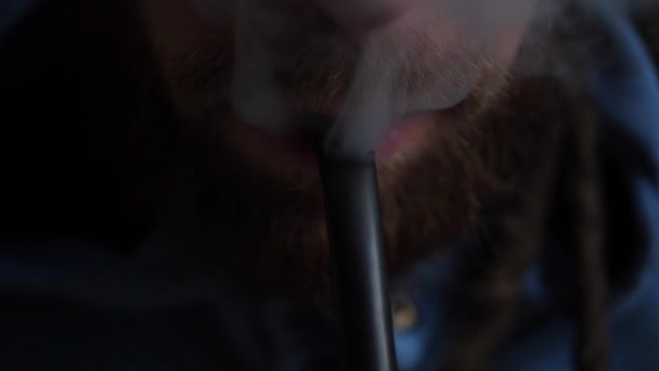 Beau jeune homme barbe fumer pipe en bois — Video