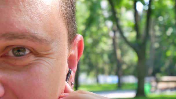 Homem atraente usando fones de ouvido — Vídeo de Stock
