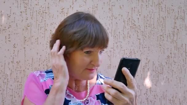 Портрет пожилой женщины, расчесывающей волосы — стоковое видео