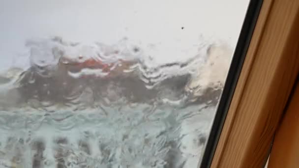 Regn droppar på klart fönster — Stockvideo