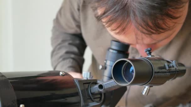 Человек смотрит на звезды с помощью телескопа — стоковое видео