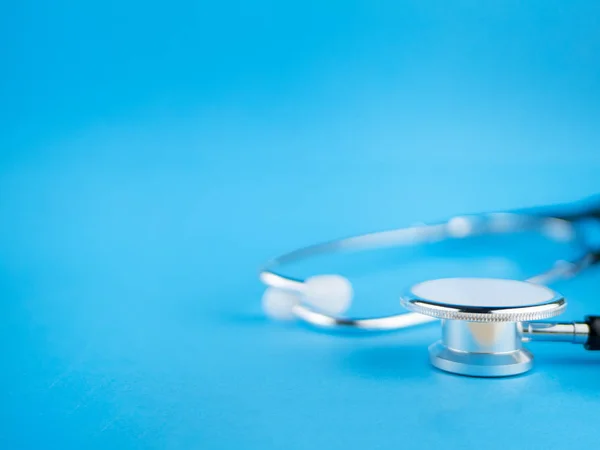 Siyah stetoskop doktor için. Sağlık kavramı. Metin için kopya yer ile mavi arka plan
