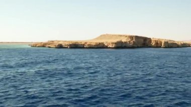 Dağın arka plan üzerinde dalgalar deniz sıçraması