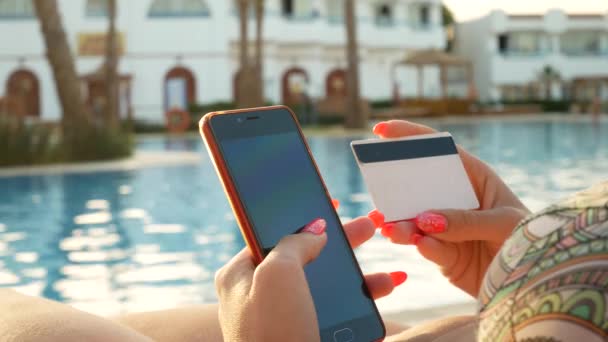 Womans ręka zakupy online z karty kredytowej i czerwony smartphone — Wideo stockowe