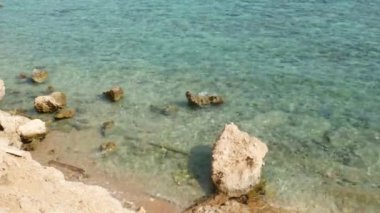 Su deniz ya da okyanus plaj taşlaşmış mercan taşları ile