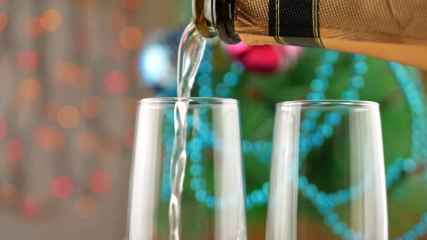 Champagne gieten en schuimvorming in glazen — Stockvideo