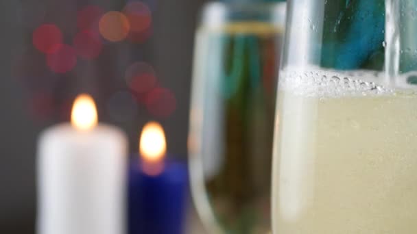 Champagne gieten en schuimvorming in glazen — Stockvideo