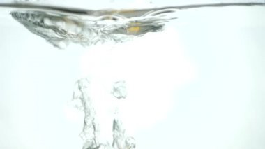 Turuncu şeffaf kabarcıklar ekmek kırıntısı ile su altında