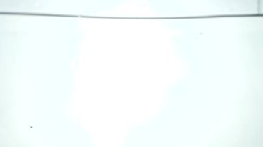 Şeffaf kabarcıklar ekmek kırıntısı ile su altında kırmızı sarı elma