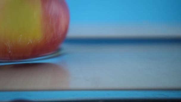 Pomme jaune rouge sous l'eau avec une traînée de bulles transparentes — Video