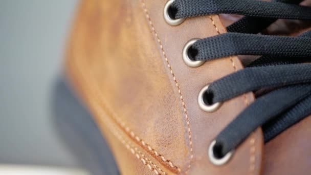 Los hombres moda botas de cuero marrón — Vídeos de Stock
