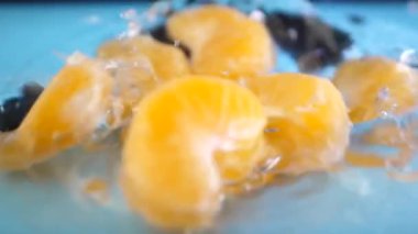 Olgun mandalina veya düşen suya mandarine dilimleri