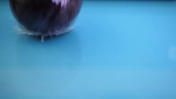 Plum Spatten Het Water Blauwe Achtergrond Slow Motion Water Spatten — Stockvideo