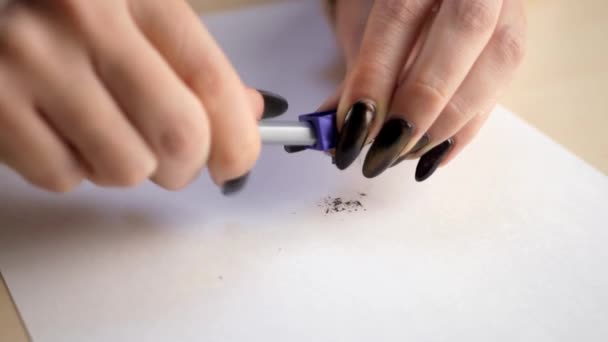 Crayon à aiguiser les mains et copeaux sur une feuille de papier blanc — Video