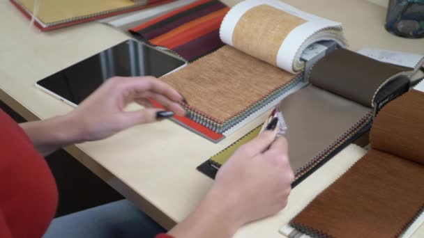 Diseñadora de moda femenina está trabajando en su taller — Vídeos de Stock