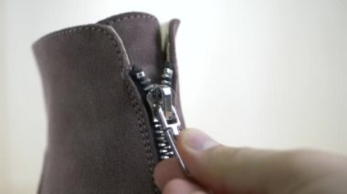 Mor ya da mor süet moda ile metal fermuar boots kadınlar. Sonbahar ya da kış konsepti Ayakkabı