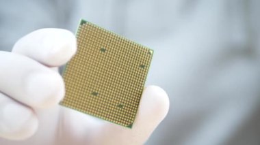 Beyaz eldiven ve önlük laboratuar işçisi bilgisayar cpu işlemci tutar
