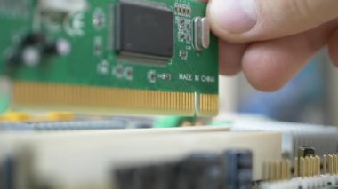 Direnç ile yeşil elektronik devre kartı