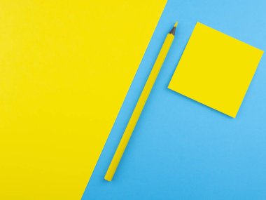 Ahşap sarı kalem mavi doku kağıt üzerinde izole ve sarı kare ile birleştirir. Üstten görünüm kavramı kopya boşluk ile minimalist şablonu
