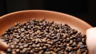 Kahve sahada çalışan çiftçi