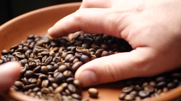 Ένας αγρότης ελέγχει φρυγμένους κόκκους καφέ — Αρχείο Βίντεο