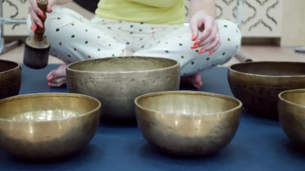 Femme avec bol de chant tibétain — Video