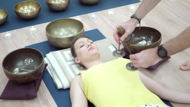 Жінка практикує медитацію йоги зі співочою чашею — стокове відео