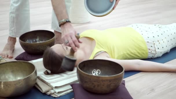 Singing bowl with wooden striker — Stock Video