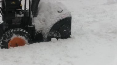 Kar temizleme çalışmaları bir kar süpürme aleti ile