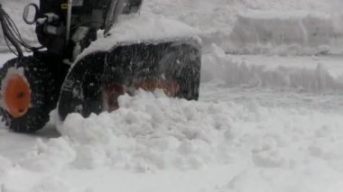 Kışın kar driveway üzerinden temizlemek için kar üfleyici adam kullanır