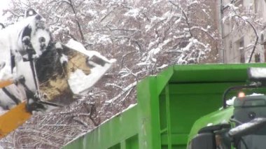 Traktör yol sonra yoğun kar yağışı temizler.
