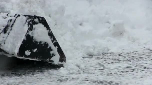 Straßenreinigung der Stadt vom Schnee im Winter — Stockvideo